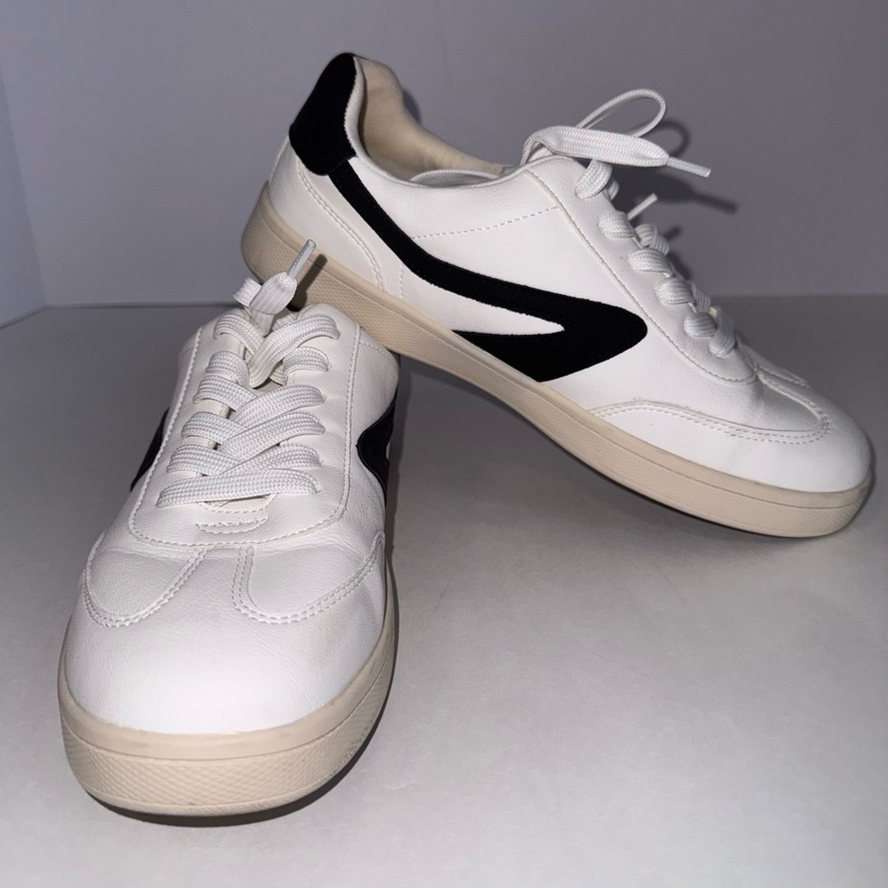 Womans 7.5 dolce vita athletic shoe